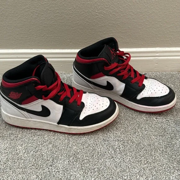 Air Jordans size- Youth 6 - Picture 3 of 9